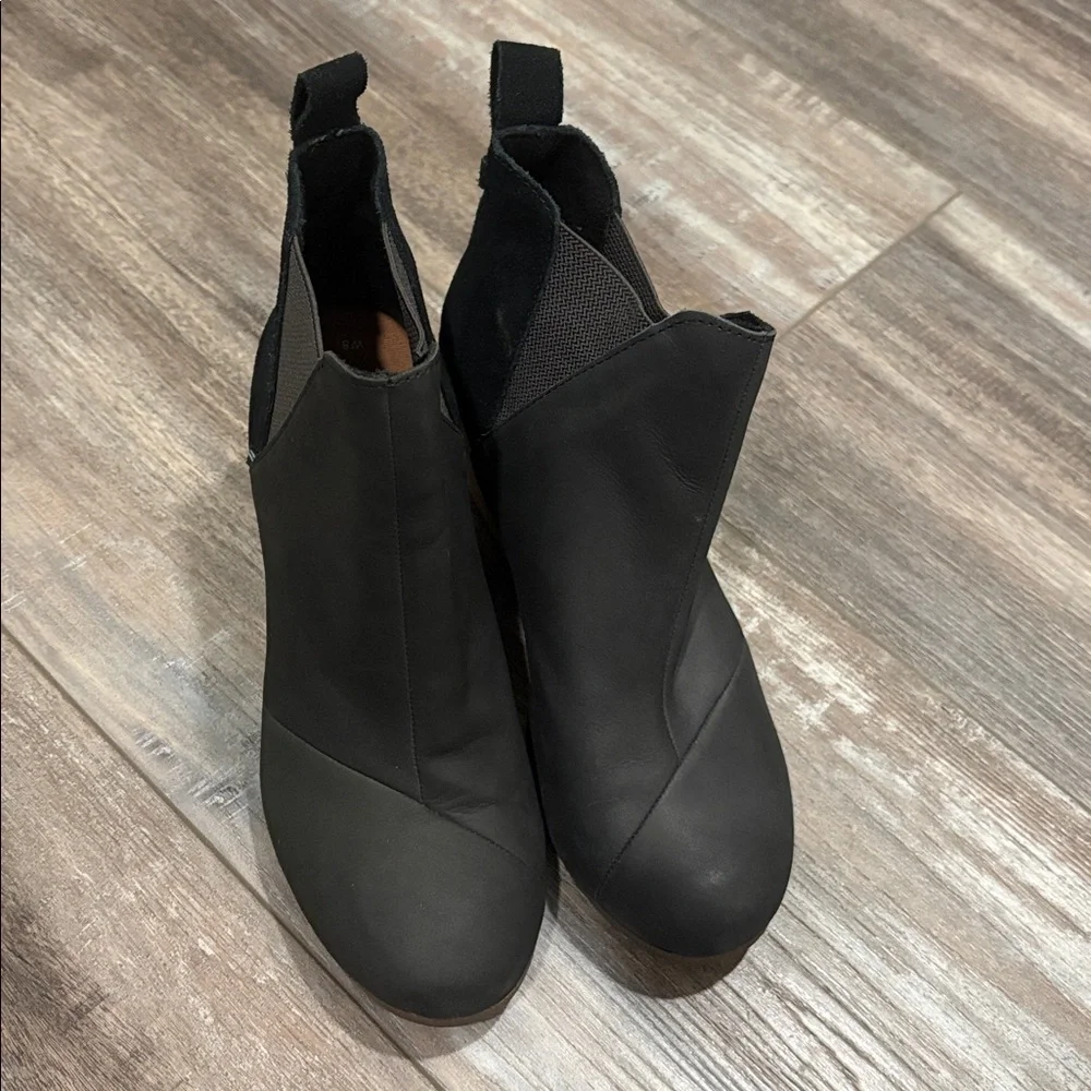 TOMS Kelsey Pull On Wedge Bootie in Black Leather Size 8